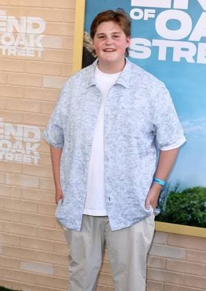 World Premiere of Warner Bros. The End Of Oak Street in Los Angeles World Premiere of Warner Bros. The End Of Oak Street at Warner Bros Studios in Burbank, California on 8 9 26. 09 Aug 2026 Pictured: Simms May.  Copyright: xThexMegaxAgencyxRiverx xMEGAx
