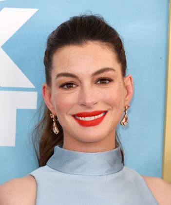 World Premiere of Warner Bros. The End Of Oak Street in Los Angeles World Premiere of Warner Bros. The End Of Oak Street at Warner Bros Studios in Burbank, California on 8 9 26. 09 Aug 2026 Pictured: Anne Hathaway.  Copyright: xThexMegaxAgencyxRiverx xMEGAx