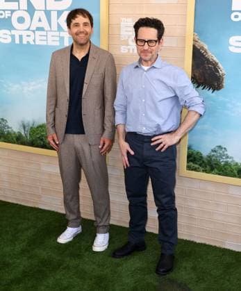 World Premiere of Warner Bros. The End Of Oak Street in Los Angeles World Premiere of Warner Bros. The End Of Oak Street at Warner Bros Studios in Burbank, California on 8 9 26. 09 Aug 2026 Pictured: David Robert Mitchell, J.J. Abrams.  Copyright: xThexMegaxAgencyxRiverx xMEGAx