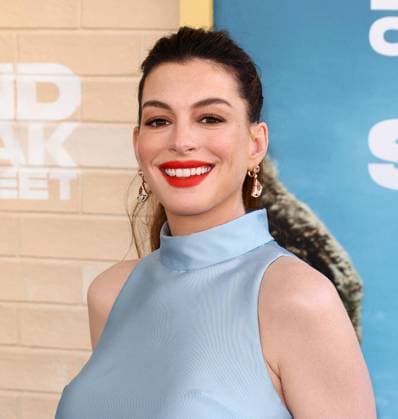 World Premiere of Warner Bros. The End Of Oak Street in Los Angeles World Premiere of Warner Bros. The End Of Oak Street at Warner Bros Studios in Burbank, California on 8 9 26. 09 Aug 2026 Pictured: Anne Hathaway.  Copyright: xThexMegaxAgencyxRiverx xMEGAx