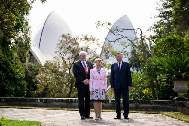 TO LAM AUSTRALIA VISIT, (L-R) Dennis Wilson, husband of the NSW Governor, NSW Governor Margaret Beazley, and Vietnam General Secretary and President To Lam pose for a photograph in front of the Sydney Opera House, at Government House in Sydney, Monday, August 10. Vietnam s president is visiting Australia for the first time. ( NO ARCHIVING SYDNEY NEW SOUTH WALES AUSTRALIA  Copyright: xBIANCAxDExMARCHIx 20260810168397035457
