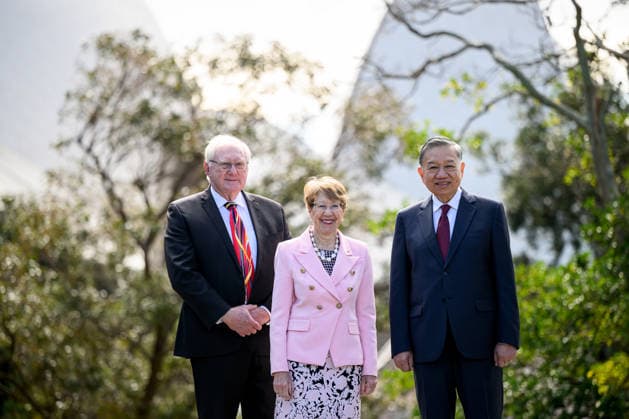 TO LAM AUSTRALIA VISIT, (L-R) Dennis Wilson, husband of the NSW Governor, NSW Governor Margaret Beazley, and Vietnam General Secretary and President To Lam pose for a photograph in front of the Sydney Opera House, at Government House in Sydney, Monday, August 10. Vietnam s president is visiting Australia for the first time. ( NO ARCHIVING SYDNEY NEW SOUTH WALES AUSTRALIA  Copyright: xBIANCAxDExMARCHIx 20260810187055935695