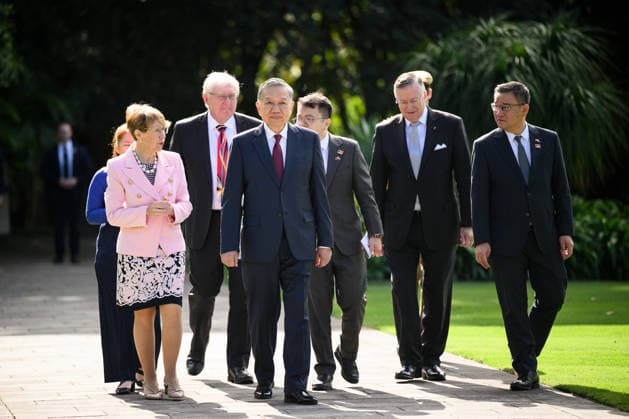 TO LAM AUSTRALIA VISIT, NSW Governor Margaret Beazley (left), and Vietnam General Secretary and President To Lam (centre) tour the garden at Government House in Sydney, Monday, August 10. Vietnam s president is visiting Australia for the first time. ( NO ARCHIVING SYDNEY NEW SOUTH WALES AUSTRALIA  Copyright: xBIANCAxDExMARCHIx 20260810148695001895