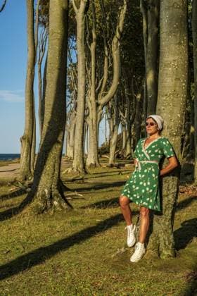 Frau (54) im grünen Tenniskleid und weißen Turnschuhen lehnt lässig an einem Baum und schaut in die Ferne, Gespensterwald, Nienhagen, Deutschland A woman (54) in a green tennis dress and white trainers is leaning casually against a tree, gazing into the distance, Gespensterwald, Nienhagen, Germany Copyright: imageBROKER StefanxWehner ibxekg18704718.jpg ,model released, Symbolfoto ,property released