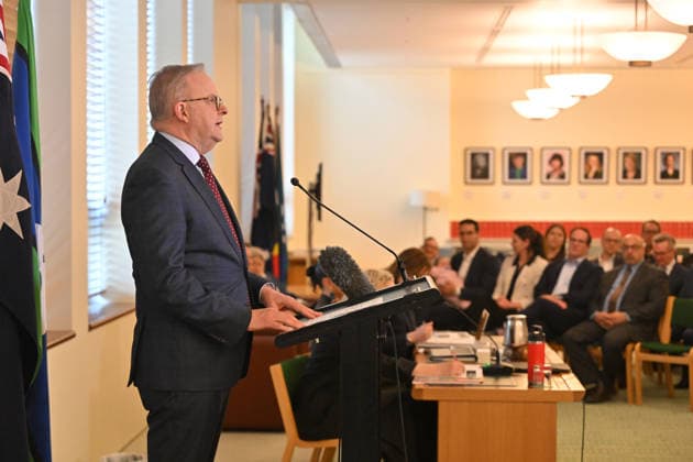 ANTHONY ALBANESE CAUCUS MEETING, Prime Minister Anthony Albanese addresses a Caucus meeting at Parliament House in Canberra, Monday, August 10, 2026. ( NO ARCHIVING CANBERRA AUSTRALIAN CAPITAL TERRITORY AUSTRALIA  Copyright: xMICKxTSIKASx 20260810180937738089