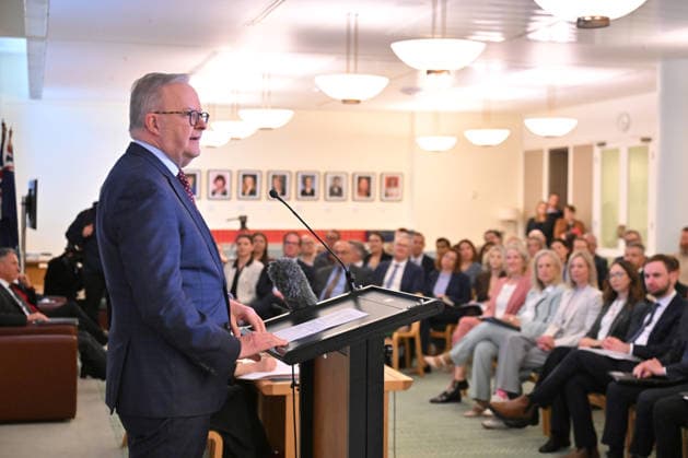 ANTHONY ALBANESE CAUCUS MEETING, Prime Minister Anthony Albanese addresses a Caucus meeting at Parliament House in Canberra, Monday, August 10, 2026. ( NO ARCHIVING CANBERRA AUSTRALIAN CAPITAL TERRITORY AUSTRALIA  Copyright: xMICKxTSIKASx 20260810173377888950