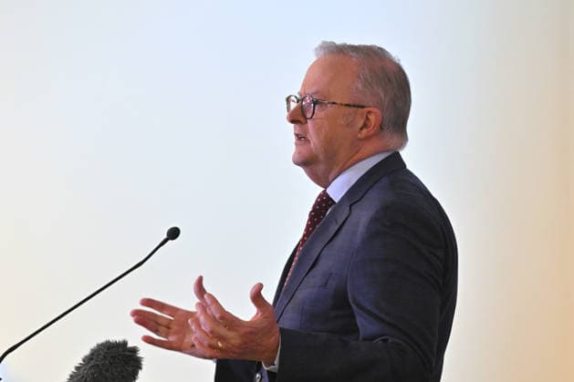 ANTHONY ALBANESE CAUCUS MEETING, Prime Minister Anthony Albanese addresses a Caucus meeting at Parliament House in Canberra, Monday, August 10, 2026. ( NO ARCHIVING CANBERRA AUSTRALIAN CAPITAL TERRITORY AUSTRALIA  Copyright: xMICKxTSIKASx 20260810195224170442