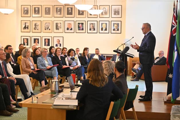 ANTHONY ALBANESE CAUCUS MEETING, Prime Minister Anthony Albanese addresses a Caucus meeting at Parliament House in Canberra, Monday, August 10, 2026. ( NO ARCHIVING CANBERRA AUSTRALIAN CAPITAL TERRITORY AUSTRALIA  Copyright: xMICKxTSIKASx 20260810145700345393