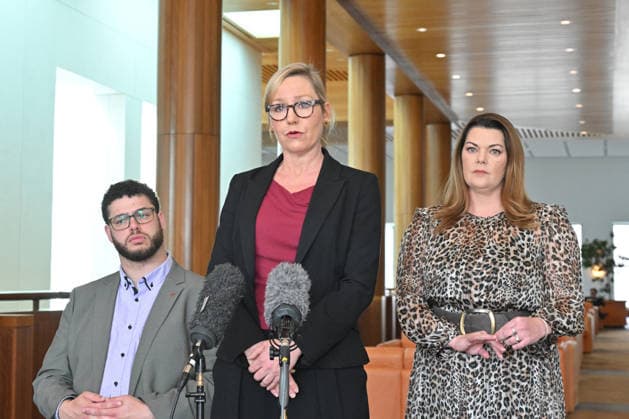 LARISSA WATERS GREENS PRESSER, Greens Senator Jordon Steele-John, Greens Leader Larissa Waters and Greens Senator Sarah Hanson-Young at a press conference at Parliament House in Canberra, Monday, August 10, 2026. ( NO ARCHIVING CANBERRA AUSTRALIAN CAPITAL TERRITORY AUSTRALIA  Copyright: xMICKxTSIKASx 20260810121529045880