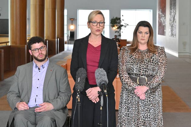 LARISSA WATERS GREENS PRESSER, Greens Senator Jordon Steele-John, Greens Leader Larissa Waters and Greens Senator Sarah Hanson-Young at a press conference at Parliament House in Canberra, Monday, August 10, 2026. ( NO ARCHIVING CANBERRA AUSTRALIAN CAPITAL TERRITORY AUSTRALIA  Copyright: xMICKxTSIKASx 20260810181627289004