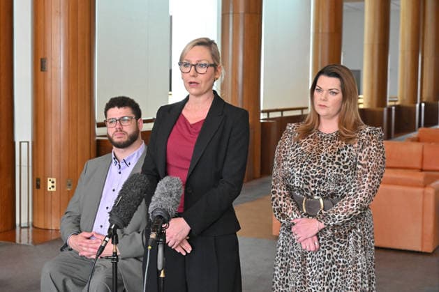 LARISSA WATERS GREENS PRESSER, Greens Senator Jordon Steele-John, Greens Leader Larissa Waters and Greens Senator Sarah Hanson-Young at a press conference at Parliament House in Canberra, Monday, August 10, 2026. ( NO ARCHIVING CANBERRA AUSTRALIAN CAPITAL TERRITORY AUSTRALIA  Copyright: xMICKxTSIKASx 20260810141070434225