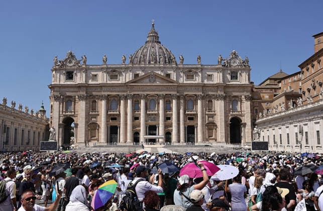 August 9, 2026. Vatican City - POPE LEO XIV delivers Angels prayer from the window of the apostolic building in St. Peter s Square at the Vatican. EvandroInetti_via ZUMA Wire Vatican City State  - ZUMAi15_ 20260809_zaf_i15_001 Copyright: xEvandroxInettix