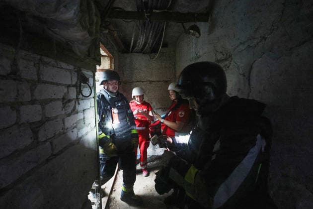 State Emergency Service rescuers and paramedics work in a 10-storey apartment block in the Saltivskyi district hit by a Russian S8000 Banderol cruise missile, Kharkiv, Ukraine, August 9, 2026. As a result of the terrorist attack, the seventh to tenth floors were destroyed. At present, three people are confirmed dead and 37 others injured. (Photo by Viacheslav Madiievskyi Ukrinform) Russian Banderol missile strikes apartment block in Kharkiv  Copyright: xViacheslavxMadiievskyix