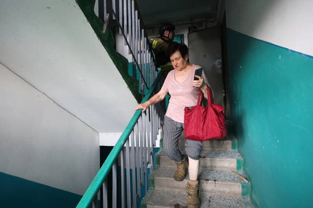 An elderly woman goes down the stairs in a 10-storey apartment block in the Saltivskyi district hit by a Russian S8000 Banderol cruise missile, Kharkiv, Ukraine, August 9, 2026. As a result of the terrorist attack, the seventh to tenth floors were destroyed. At present, three people are confirmed dead and 37 others injured. (Photo by Viacheslav Madiievskyi Ukrinform) Russian Banderol missile strikes apartment block in Kharkiv  Copyright: xViacheslavxMadiievskyix