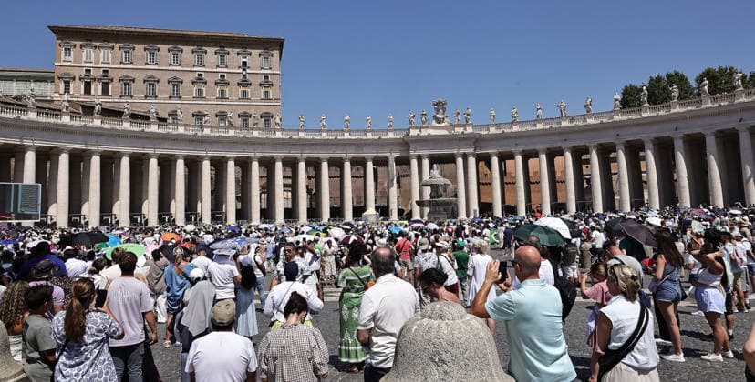 August 9, 2026. Vatican City - POPE LEO XIV delivers Angels prayer from the window of the apostolic building in St. Peter s Square at the Vatican. EvandroInetti_via ZUMA Wire Vatican City State - ZUMAi15_ 20260809_zaf_i15_008 Copyright: xEvandroxInettix