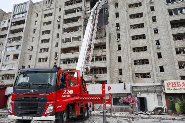 State Emergency Service workers use a turntable ladder at a 10-storey apartment block in the Saltivskyi district hit by a Russian S8000 Banderol cruise missile, Kharkiv, Ukraine, August 9, 2026. As a result of the terrorist attack, the seventh to tenth floors were destroyed. At present, three people are confirmed dead and 37 others injured. (Photo by Viacheslav Madiievskyi Ukrinform) Russian Banderol missile strikes apartment block in Kharkiv  Copyright: xViacheslavxMadiievskyix