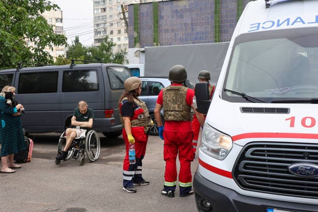 Paramedics stand guard outside a 10-storey apartment block in the Saltivskyi district hit by a Russian S8000 Banderol cruise missile, Kharkiv, Ukraine, August 9, 2026. As a result of the terrorist attack, the seventh to tenth floors were destroyed. At present, three people are confirmed dead and 37 others injured. (Photo by Viacheslav Madiievskyi Ukrinform) Russian Banderol missile strikes apartment block in Kharkiv  Copyright: xViacheslavxMadiievskyix