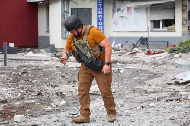 A forensic expert collects Russian S8000 Banderol cruise missile debris outside a 10-storey apartment block in the Saltivskyi district, Kharkiv, Ukraine, August 9, 2026. As a result of the terrorist attack, the seventh to tenth floors were destroyed. At present, three people are confirmed dead and 37 others injured. (Photo by Viacheslav Madiievskyi Ukrinform) Russian Banderol missile strikes apartment block in Kharkiv  Copyright: xViacheslavxMadiievskyix