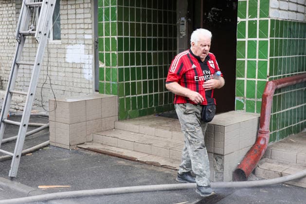 An elderly man leaves a 10-storey apartment block in the Saltivskyi district hit by a Russian S8000 Banderol cruise missile, Kharkiv, Ukraine, August 9, 2026. As a result of the terrorist attack, the seventh to tenth floors were destroyed. At present, three people are confirmed dead and 37 others injured. (Photo by Viacheslav Madiievskyi Ukrinform) Russian Banderol missile strikes apartment block in Kharkiv  Copyright: xViacheslavxMadiievskyix