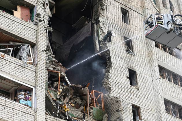 State Emergency Service workers stand in the bucket of a turntable ladder as they extinguish a fire caused by a Russian S8000 Banderol cruise missile strike on a 10-storey apartment block in the Saltivskyi district of Kharkiv, Ukraine, August 9, 2026. As a result of the terrorist attack, the seventh to tenth floors were destroyed. At present, three people are confirmed dead and 37 others injured. (Photo by Viacheslav Madiievskyi Ukrinform) Russian Banderol missile strikes apartment block in Kharkiv  Copyright: xViacheslavxMadiievskyix