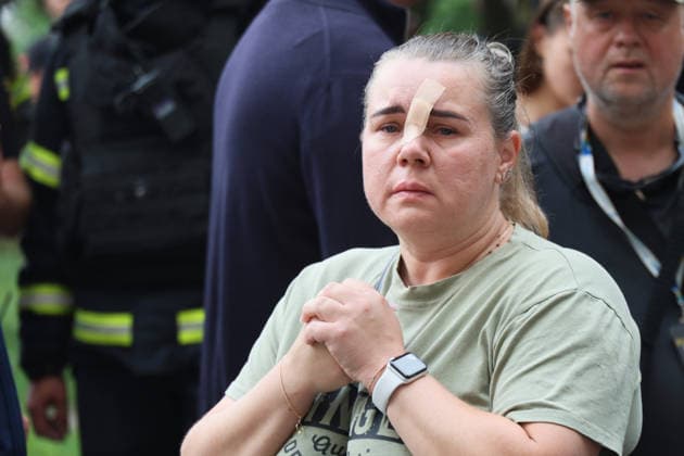 An injured woman watches a response effort to a Russian S8000 Banderol cruise missile strike on a 10-storey apartment block in the Saltivskyi district, Kharkiv, Ukraine, August 9, 2026. As a result of the terrorist attack, the seventh to tenth floors were destroyed. At present, three people are confirmed dead and 37 others injured. (Photo by Viacheslav Madiievskyi Ukrinform) Russian Banderol missile strikes apartment block in Kharkiv  Copyright: xViacheslavxMadiievskyix