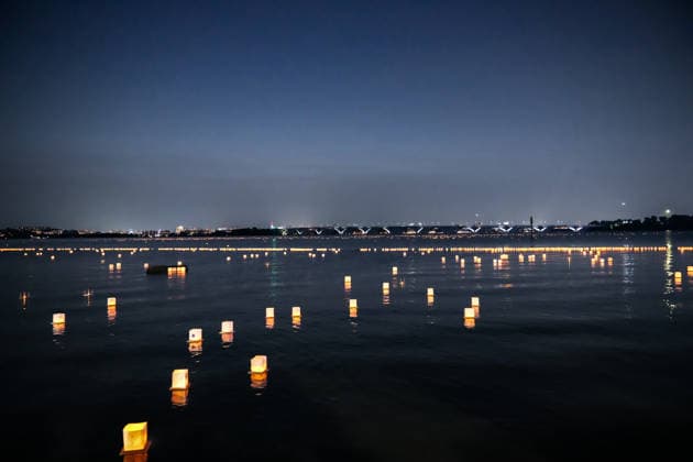 Water Lantern Festival lights up Maryland’s National Harbor in U.S. NATIONAL HARBOR, MARYLAND, UNITED STATES - AUGUST 9: Illuminated lanterns bearing handwritten messages and drawings are seen on the Potomac River during the Washington D.C. Water Lantern Festival at National Harbor SouthPointe in Maryland, United States, on August 9, 2026. Participants release the lanterns onto the water along the Potomac River. Hasan Akbas Anadolu National harbor United States. Editorial use only. Please get in touch for any other usage.  Copyright: x2026xAnadoluxHasanxAkbasx