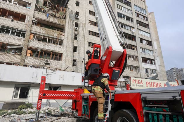 State Emergency Service workers use a turntable ladder at a 10-storey apartment block in the Saltivskyi district hit by a Russian S8000 Banderol cruise missile, Kharkiv, Ukraine, August 9, 2026. As a result of the terrorist attack, the seventh to tenth floors were destroyed. At present, three people are confirmed dead and 37 others injured. (Photo by Viacheslav Madiievskyi Ukrinform) Russian Banderol missile strikes apartment block in Kharkiv  Copyright: xViacheslavxMadiievskyix