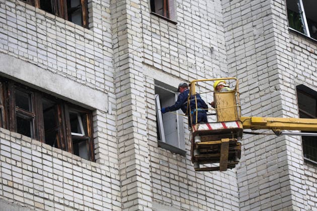 Municipal workers stand in the bucket of a turntable ladder during a response effort to a Russian S8000 Banderol cruise missile strike on a 10-storey apartment block in the Saltivskyi district, Kharkiv, Ukraine, August 9, 2026. As a result of the terrorist attack, the seventh to tenth floors were destroyed. At present, three people are confirmed dead and 37 others injured. (Photo by Viacheslav Madiievskyi Ukrinform) Russian Banderol missile strikes apartment block in Kharkiv  Copyright: xViacheslavxMadiievskyix