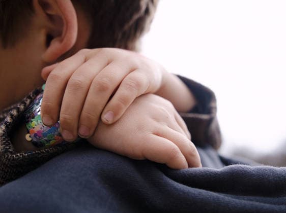 Die Hände eines Kindes ruhen auf der Schulter Child hands rest on a shoulder, showing the delicate grip of a young person, emphasizing the tender interaction and closeness (License=RF) ,model released, Symbolfoto Copyright: xZoonar.com DanilxRudenkox 25390170 ,model released, Symbolfoto ,property released