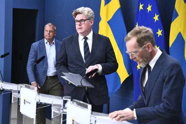 STOCKHOLM, SVERIGE 20260810 Martin Holmgren, nationell samordnare, justitieminister Gunnar Strömmer (M) och socialminister Jakob Forssmed (KD) under en pressträff om arbetet mot brottslighet och ordningsstörningar inom idrotten. STOCKHOLM SVERIGE x12060x *** STOCKHOLM, SWEDEN, August 10, 2026 Martin Holmgren, National Coordinator, Minister of Justice Gunnar Strömmer (M) and Minister of Social Affairs Jakob Forssmed (KD) during a press conference on efforts to combat crime and public disorder in sports STOCKHOLM, SWEDEN x12060x  Copyright: xLarsxSchröder TTx PRESSTRÄFF ORDNINGSSTÖRNINGAR INOM IDROTTEN yVqZz_s2tlg