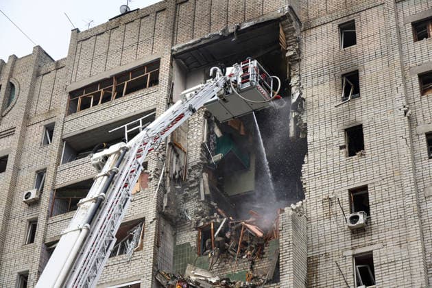 Russian Missile Strikes Apartment Block - Kharkiv State Emergency Service workers stand in the bucket of a turntable ladder as they extinguish a fire caused by a Russian S8000 Banderol cruise missile strike on a 10-storey apartment block in the Saltivskyi district of Kharkiv, Ukraine, August 9, 2026. As a result of the terrorist attack, the seventh to tenth floors were destroyed. At present, three people are confirmed dead and 37 others injured. Photo by Viacheslav Madiievskyi Ukrinform ABACAPRESS.COM Kharkiv Ukraine  Copyright: xMadiyevskyyxVyacheslav Ukrinformx