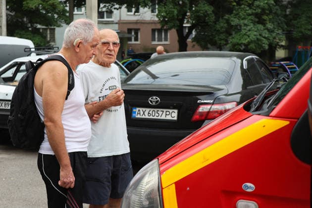 Russian Missile Strikes Apartment Block - Kharkiv Two elderly men stand outside a 10-storey apartment block in the Saltivskyi district hit by a Russian S8000 Banderol cruise missile, Kharkiv, Ukraine, August 9, 2026. As a result of the terrorist attack, the seventh to tenth floors were destroyed. At present, three people are confirmed dead and 37 others injured. Photo by Viacheslav Madiievskyi Ukrinform ABACAPRESS.COM Kharkiv Ukraine  Copyright: xMadiyevskyyxVyacheslav Ukrinformx