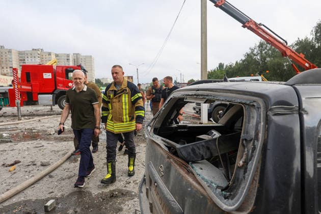 Russian Missile Strikes Apartment Block - Kharkiv Kharkiv city head Ihor Terekhov, accompanied by State Emergency Service rescue workers, visits a 10-storey apartment block in the Saltivskyi district hit by a Russian S8000 Banderol cruise missile, Kharkiv, Ukraine, August 9, 2026. As a result of the terrorist attack, the seventh to tenth floors were destroyed. At present, three people are confirmed dead and 37 others injured. Photo by Viacheslav Madiievskyi Ukrinform ABACAPRESS.COM Kharkiv Ukraine  Copyright: xMadiyevskyyxVyacheslav Ukrinformx