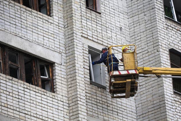 Russian Missile Strikes Apartment Block - Kharkiv Municipal workers stand in the bucket of a turntable ladder during a response effort to a Russian S8000 Banderol cruise missile strike on a 10-storey apartment block in the Saltivskyi district, Kharkiv, Ukraine, August 9, 2026. As a result of the terrorist attack, the seventh to tenth floors were destroyed. At present, three people are confirmed dead and 37 others injured. Photo by Viacheslav Madiievskyi Ukrinform ABACAPRESS.COM Kharkiv Ukraine  Copyright: xMadiyevskyyxVyacheslav Ukrinformx