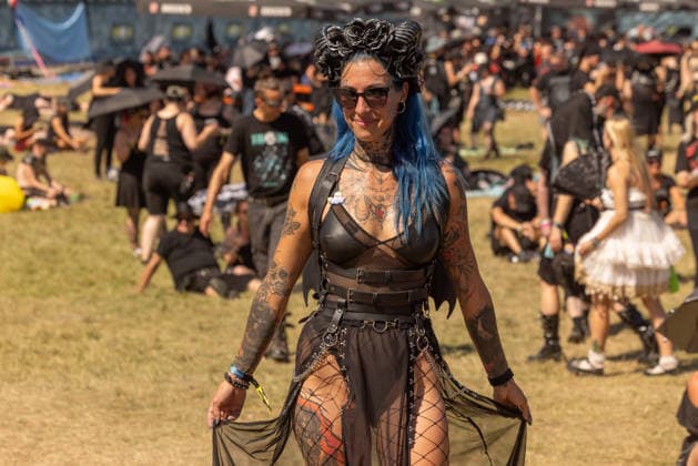M era Luna 2026: Gothic-Fans feiern bei Sonnenschein in Hildesheim Auf dem Hildesheimer Flugplatz-Gelände das M era Luna-Festival 2026 gestartet eines der bedeutendsten Treffen der Gothic-Szene in Europa. Passend zum Anlass zeigten sich die Besucher in dunkler, aufwendiger Kleidung, während über dem Gelände strahlend blauer Himmel und Sonnenschein herrschten. Laut Veranstalterangaben ist das Festival mit rund 25.000 Teilnehmern komplett ausverkauft. Die Stimmung war friedlich und ausgelassen, trotz Temperaturen am Sonntag von über 32 Grad in der Sonne. Bis Sonntagabend trafen mehr als 40 Bands und Solokünstler aus den Bereichen Mittelalter-Rock, Alternative, Gothic und Electro auf. Auch in diesem Jahr warteten die Veranstalt