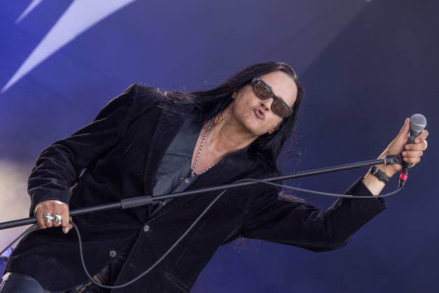M era Luna 2026: Gothic-Fans feiern bei Sonnenschein in Hildesheim Auf dem Hildesheimer Flugplatz-Gelände das M era Luna-Festival 2026 gestartet eines der bedeutendsten Treffen der Gothic-Szene in Europa. Passend zum Anlass zeigten sich die Besucher in dunkler, aufwendiger Kleidung, während über dem Gelände strahlend blauer Himmel und Sonnenschein herrschten. Laut Veranstalterangaben ist das Festival mit rund 25.000 Teilnehmern komplett ausverkauft. Die Stimmung war friedlich und ausgelassen, trotz Temperaturen am Sonntag von über 32 Grad in der Sonne. Bis Sonntagabend trafen mehr als 40 Bands und Solokünstler aus den Bereichen Mittelalter-Rock, Alternative, Gothic und Electro auf. Auch in diesem Jahr warteten die Veranstalt