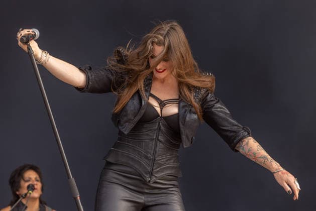 M era Luna 2026: Gothic-Fans feiern bei Sonnenschein in Hildesheim Auf dem Hildesheimer Flugplatz-Gelände das M era Luna-Festival 2026 gestartet eines der bedeutendsten Treffen der Gothic-Szene in Europa. Passend zum Anlass zeigten sich die Besucher in dunkler, aufwendiger Kleidung, während über dem Gelände strahlend blauer Himmel und Sonnenschein herrschten. Laut Veranstalterangaben ist das Festival mit rund 25.000 Teilnehmern komplett ausverkauft. Die Stimmung war friedlich und ausgelassen, trotz Temperaturen am Sonntag von über 32 Grad in der Sonne. Bis Sonntagabend trafen mehr als 40 Bands und Solokünstler aus den Bereichen Mittelalter-Rock, Alternative, Gothic und Electro auf. Auch in diesem Jahr warteten die Veranstalt