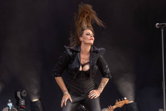 M era Luna 2026: Gothic-Fans feiern bei Sonnenschein in Hildesheim Auf dem Hildesheimer Flugplatz-Gelände das M era Luna-Festival 2026 gestartet eines der bedeutendsten Treffen der Gothic-Szene in Europa. Passend zum Anlass zeigten sich die Besucher in dunkler, aufwendiger Kleidung, während über dem Gelände strahlend blauer Himmel und Sonnenschein herrschten. Laut Veranstalterangaben ist das Festival mit rund 25.000 Teilnehmern komplett ausverkauft. Die Stimmung war friedlich und ausgelassen, trotz Temperaturen am Sonntag von über 32 Grad in der Sonne. Bis Sonntagabend trafen mehr als 40 Bands und Solokünstler aus den Bereichen Mittelalter-Rock, Alternative, Gothic und Electro auf. Auch in diesem Jahr warteten die Veranstalt