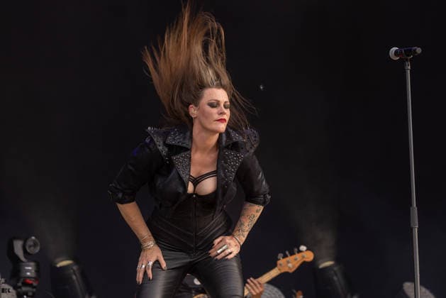 M era Luna 2026: Gothic-Fans feiern bei Sonnenschein in Hildesheim Auf dem Hildesheimer Flugplatz-Gelände das M era Luna-Festival 2026 gestartet eines der bedeutendsten Treffen der Gothic-Szene in Europa. Passend zum Anlass zeigten sich die Besucher in dunkler, aufwendiger Kleidung, während über dem Gelände strahlend blauer Himmel und Sonnenschein herrschten. Laut Veranstalterangaben ist das Festival mit rund 25.000 Teilnehmern komplett ausverkauft. Die Stimmung war friedlich und ausgelassen, trotz Temperaturen am Sonntag von über 32 Grad in der Sonne. Bis Sonntagabend trafen mehr als 40 Bands und Solokünstler aus den Bereichen Mittelalter-Rock, Alternative, Gothic und Electro auf. Auch in diesem Jahr warteten die Veranstalt
