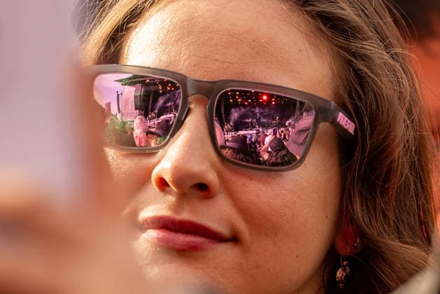 M era Luna 2026: Gothic-Fans feiern bei Sonnenschein in Hildesheim Auf dem Hildesheimer Flugplatz-Gelände das M era Luna-Festival 2026 gestartet eines der bedeutendsten Treffen der Gothic-Szene in Europa. Passend zum Anlass zeigten sich die Besucher in dunkler, aufwendiger Kleidung, während über dem Gelände strahlend blauer Himmel und Sonnenschein herrschten. Laut Veranstalterangaben ist das Festival mit rund 25.000 Teilnehmern komplett ausverkauft. Die Stimmung war friedlich und ausgelassen, trotz Temperaturen am Sonntag von über 32 Grad in der Sonne. Bis Sonntagabend trafen mehr als 40 Bands und Solokünstler aus den Bereichen Mittelalter-Rock, Alternative, Gothic und Electro auf. Auch in diesem Jahr warteten die Veranstalt