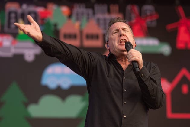 M era Luna 2026: Gothic-Fans feiern bei Sonnenschein in Hildesheim Auf dem Hildesheimer Flugplatz-Gelände das M era Luna-Festival 2026 gestartet eines der bedeutendsten Treffen der Gothic-Szene in Europa. Passend zum Anlass zeigten sich die Besucher in dunkler, aufwendiger Kleidung, während über dem Gelände strahlend blauer Himmel und Sonnenschein herrschten. Laut Veranstalterangaben ist das Festival mit rund 25.000 Teilnehmern komplett ausverkauft. Die Stimmung war friedlich und ausgelassen, trotz Temperaturen am Sonntag von über 32 Grad in der Sonne. Bis Sonntagabend trafen mehr als 40 Bands und Solokünstler aus den Bereichen Mittelalter-Rock, Alternative, Gothic und Electro auf. Auch in diesem Jahr warteten die Veranstalt