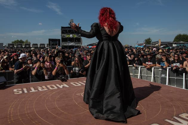M era Luna 2026: Gothic-Fans feiern bei Sonnenschein in Hildesheim Auf dem Hildesheimer Flugplatz-Gelände das M era Luna-Festival 2026 gestartet eines der bedeutendsten Treffen der Gothic-Szene in Europa. Passend zum Anlass zeigten sich die Besucher in dunkler, aufwendiger Kleidung, während über dem Gelände strahlend blauer Himmel und Sonnenschein herrschten. Laut Veranstalterangaben ist das Festival mit rund 25.000 Teilnehmern komplett ausverkauft. Die Stimmung war friedlich und ausgelassen, trotz Temperaturen am Sonntag von über 32 Grad in der Sonne. Bis Sonntagabend trafen mehr als 40 Bands und Solokünstler aus den Bereichen Mittelalter-Rock, Alternative, Gothic und Electro auf. Auch in diesem Jahr warteten die Veranstalt
