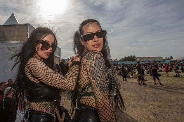 M era Luna 2026: Gothic-Fans feiern bei Sonnenschein in Hildesheim Auf dem Hildesheimer Flugplatz-Gelände das M era Luna-Festival 2026 gestartet eines der bedeutendsten Treffen der Gothic-Szene in Europa. Passend zum Anlass zeigten sich die Besucher in dunkler, aufwendiger Kleidung, während über dem Gelände strahlend blauer Himmel und Sonnenschein herrschten. Laut Veranstalterangaben ist das Festival mit rund 25.000 Teilnehmern komplett ausverkauft. Die Stimmung war friedlich und ausgelassen, trotz Temperaturen am Sonntag von über 32 Grad in der Sonne. Bis Sonntagabend trafen mehr als 40 Bands und Solokünstler aus den Bereichen Mittelalter-Rock, Alternative, Gothic und Electro auf. Auch in diesem Jahr warteten die Veranstalt