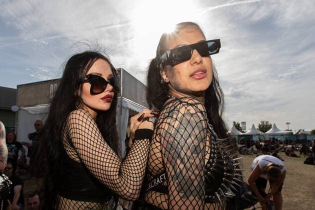 M era Luna 2026: Gothic-Fans feiern bei Sonnenschein in Hildesheim Auf dem Hildesheimer Flugplatz-Gelände das M era Luna-Festival 2026 gestartet eines der bedeutendsten Treffen der Gothic-Szene in Europa. Passend zum Anlass zeigten sich die Besucher in dunkler, aufwendiger Kleidung, während über dem Gelände strahlend blauer Himmel und Sonnenschein herrschten. Laut Veranstalterangaben ist das Festival mit rund 25.000 Teilnehmern komplett ausverkauft. Die Stimmung war friedlich und ausgelassen, trotz Temperaturen am Sonntag von über 32 Grad in der Sonne. Bis Sonntagabend trafen mehr als 40 Bands und Solokünstler aus den Bereichen Mittelalter-Rock, Alternative, Gothic und Electro auf. Auch in diesem Jahr warteten die Veranstalt