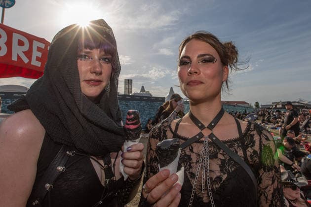 M era Luna 2026: Gothic-Fans feiern bei Sonnenschein in Hildesheim Auf dem Hildesheimer Flugplatz-Gelände das M era Luna-Festival 2026 gestartet eines der bedeutendsten Treffen der Gothic-Szene in Europa. Passend zum Anlass zeigten sich die Besucher in dunkler, aufwendiger Kleidung, während über dem Gelände strahlend blauer Himmel und Sonnenschein herrschten. Laut Veranstalterangaben ist das Festival mit rund 25.000 Teilnehmern komplett ausverkauft. Die Stimmung war friedlich und ausgelassen, trotz Temperaturen am Sonntag von über 32 Grad in der Sonne. Bis Sonntagabend trafen mehr als 40 Bands und Solokünstler aus den Bereichen Mittelalter-Rock, Alternative, Gothic und Electro auf. Auch in diesem Jahr warteten die Veranstalt