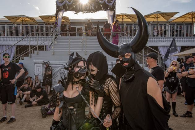 M era Luna 2026: Gothic-Fans feiern bei Sonnenschein in Hildesheim Auf dem Hildesheimer Flugplatz-Gelände das M era Luna-Festival 2026 gestartet eines der bedeutendsten Treffen der Gothic-Szene in Europa. Passend zum Anlass zeigten sich die Besucher in dunkler, aufwendiger Kleidung, während über dem Gelände strahlend blauer Himmel und Sonnenschein herrschten. Laut Veranstalterangaben ist das Festival mit rund 25.000 Teilnehmern komplett ausverkauft. Die Stimmung war friedlich und ausgelassen, trotz Temperaturen am Sonntag von über 32 Grad in der Sonne. Bis Sonntagabend trafen mehr als 40 Bands und Solokünstler aus den Bereichen Mittelalter-Rock, Alternative, Gothic und Electro auf. Auch in diesem Jahr warteten die Veranstalt
