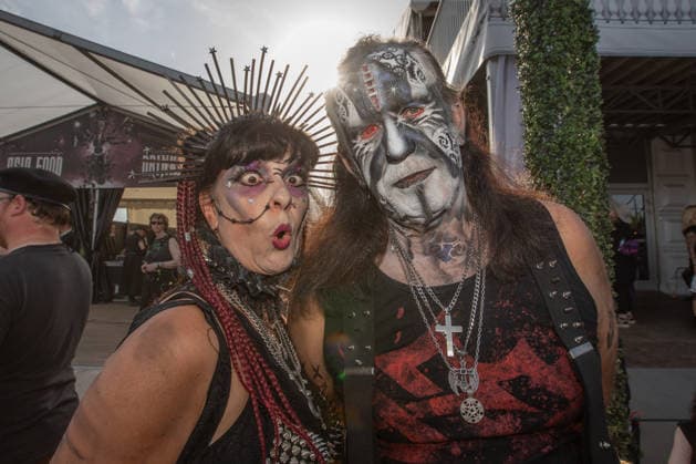 M era Luna 2026: Gothic-Fans feiern bei Sonnenschein in Hildesheim Auf dem Hildesheimer Flugplatz-Gelände das M era Luna-Festival 2026 gestartet eines der bedeutendsten Treffen der Gothic-Szene in Europa. Passend zum Anlass zeigten sich die Besucher in dunkler, aufwendiger Kleidung, während über dem Gelände strahlend blauer Himmel und Sonnenschein herrschten. Laut Veranstalterangaben ist das Festival mit rund 25.000 Teilnehmern komplett ausverkauft. Die Stimmung war friedlich und ausgelassen, trotz Temperaturen am Sonntag von über 32 Grad in der Sonne. Bis Sonntagabend trafen mehr als 40 Bands und Solokünstler aus den Bereichen Mittelalter-Rock, Alternative, Gothic und Electro auf. Auch in diesem Jahr warteten die Veranstalt