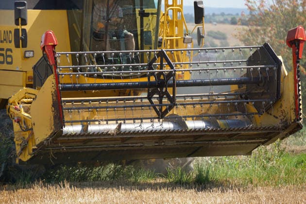 Rapsernte in Eilensen im Landkreis Northeim am Solling in Deutschland im Bundesland Niedersachsen. Maehdrescher der Marke New Holland drescht Raps auf trockenem Feld bei sonnigem Sommerwetter. Rapsernte 2026 in Niedersachsen *** Rapeseed harvest in Eilensen in the Northeim am Solling district of Lower Saxony, Germany. A New Holland combine harvester is threshing rapeseed in a dry field under sunny summer skies. 2026 rapeseed harvest in Lower Saxony