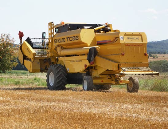Rapsernte in Eilensen im Landkreis Northeim am Solling in Deutschland im Bundesland Niedersachsen. Maehdrescher der Marke New Holland drescht Raps auf trockenem Feld bei sonnigem Sommerwetter. Rapsernte 2026 in Niedersachsen *** Rapeseed harvest in Eilensen in the Northeim am Solling district of Lower Saxony, Germany. A New Holland combine harvester is threshing rapeseed in a dry field under sunny summer skies. 2026 rapeseed harvest in Lower Saxony