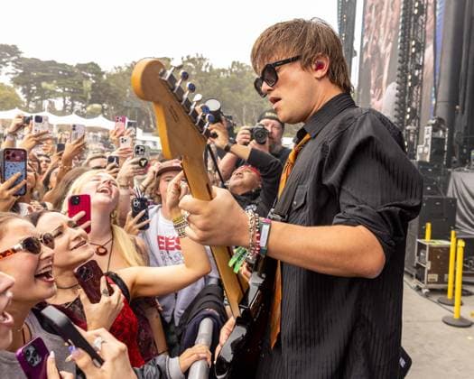 August 9, 2026, San Francisco, California, USA: HENRY BEASLEY of New Zealand rock band Balu Brigada gets into the crowd during Outside Lands Music Festival in San Francisco, California San Francisco USA  - ZUMAs135 20260809_zap_s135_003 Copyright: xDanielxDeSloverx